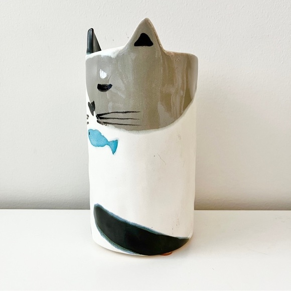 Charming Ceramic Cat Planter Vase - Stylish Scandinavian Vibe, 7-Inch Height - Picture 7 of 9